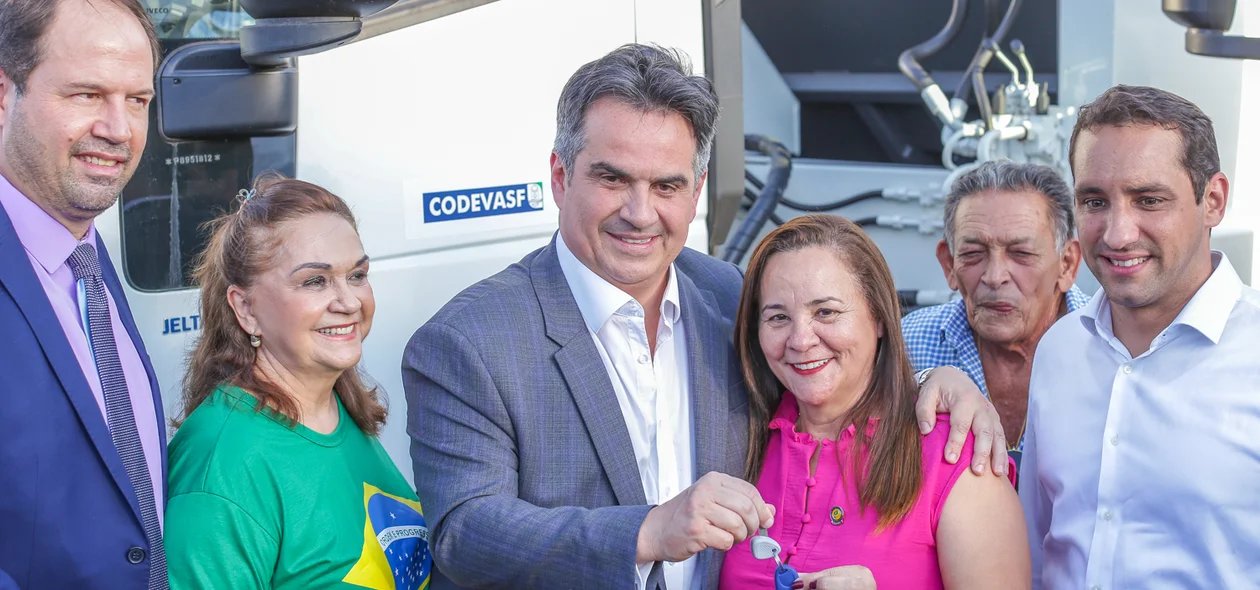 Ministro entregando chave dos caminhões