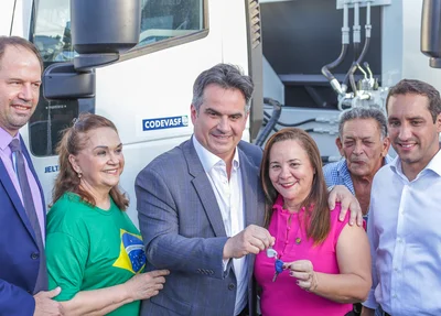 Ministro entregando chave dos caminhões