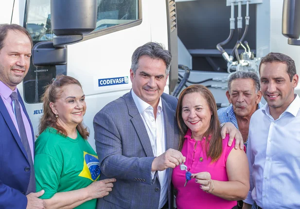 Ministro entregando chave dos caminhões