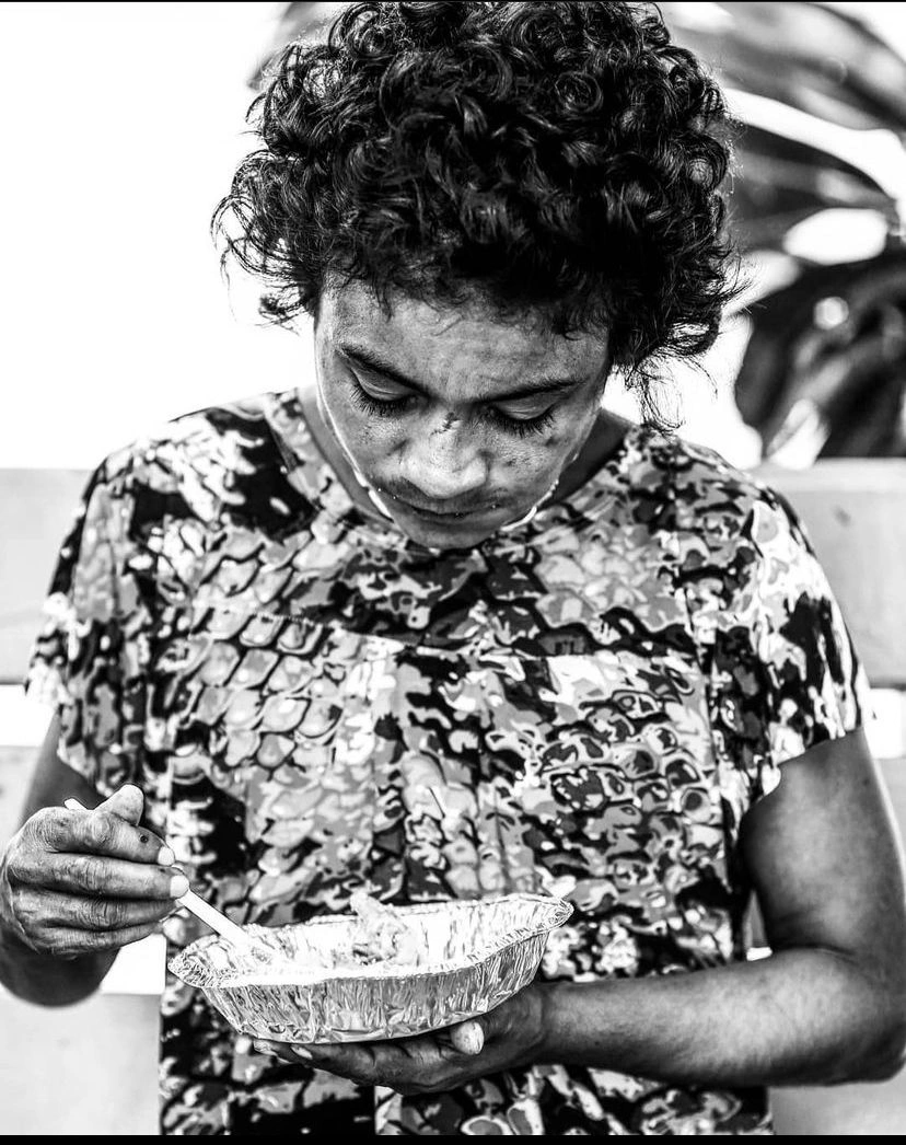 Moradora de rua com fome
