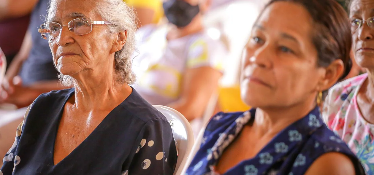 Moradoras contempladas com a regularização