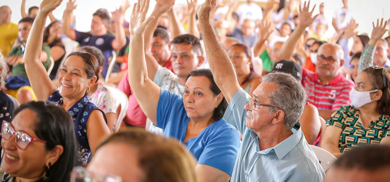 Moradores contemplados com a regularização dos seus imóveis e terrenos