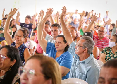Moradores contemplados com a regularização dos seus imóveis e terrenos