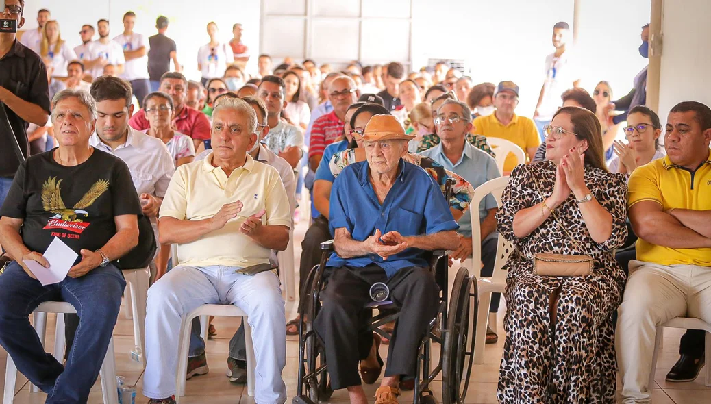 Moradores e autoridades participaram do evento