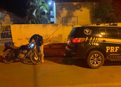 Moto com restrição de roubo apreendida pela PRF