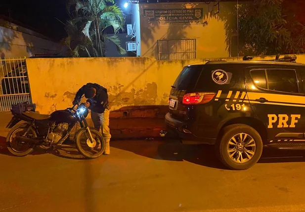 Moto com restrição de roubo apreendida pela PRF