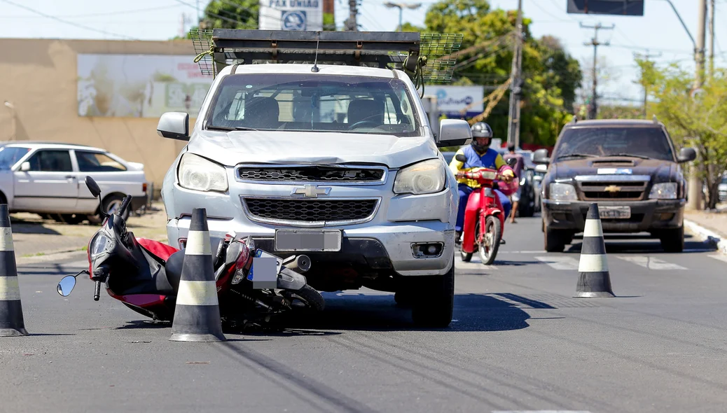 Motocicleta ficou presa após acidente