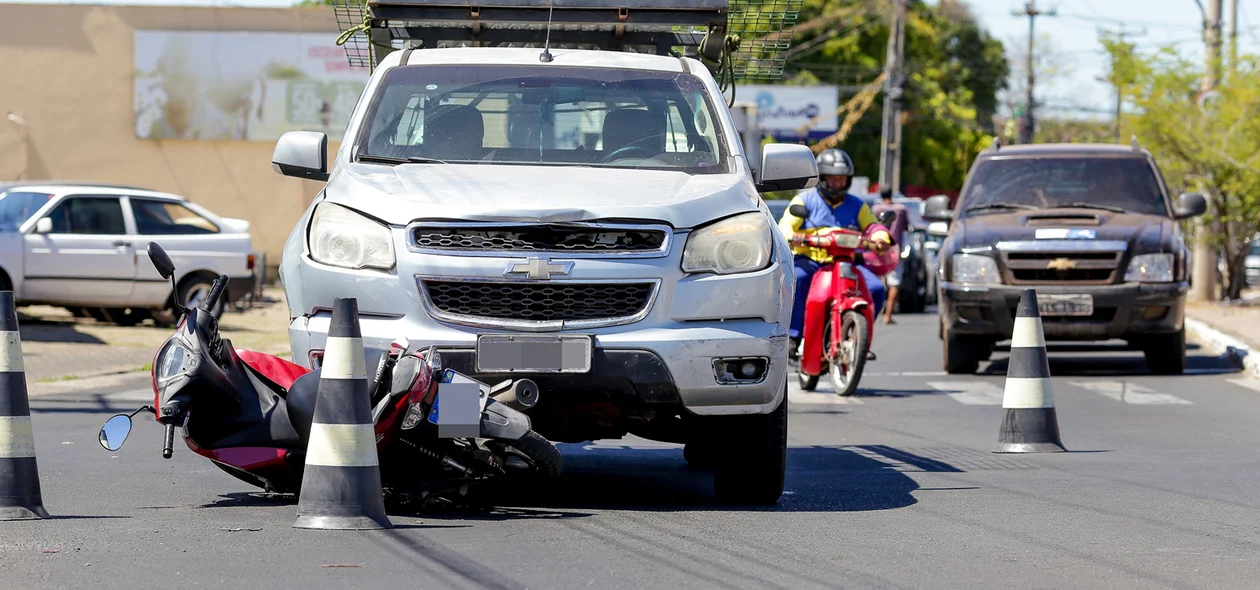 Motocicleta ficou presa após acidente