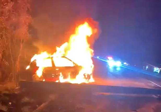 Motorista tem 75% do corpo queimado após carro pegar fogo em Teresina