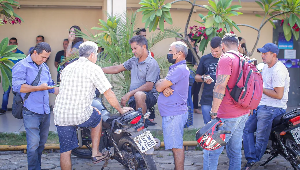 Movimentação na funerária Pax União, onde aconteceu o velório de Rafael Soares