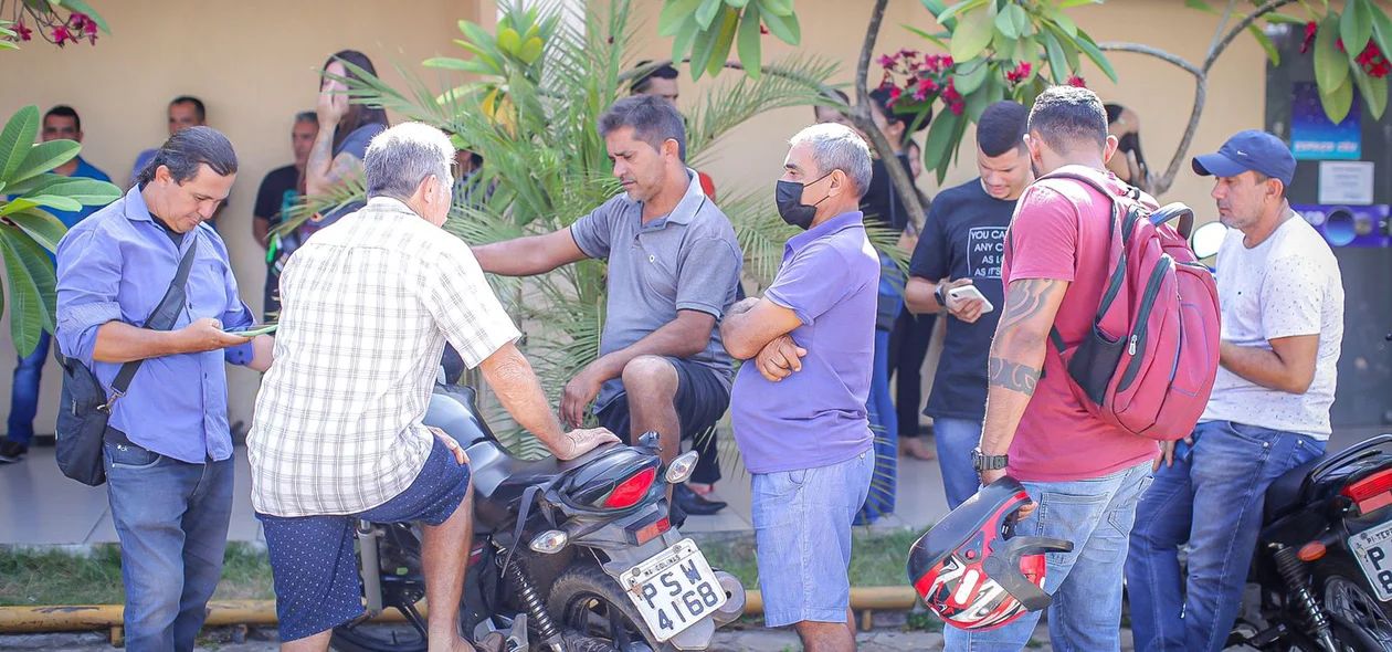 Movimentação na funerária Pax União, onde aconteceu o velório de Rafael Soares
