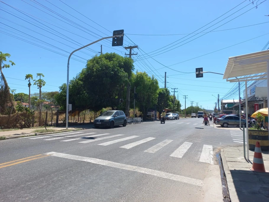 Novo semáforo no cruzamento da avenida Noé Mendes com a rua Jaime Fortes