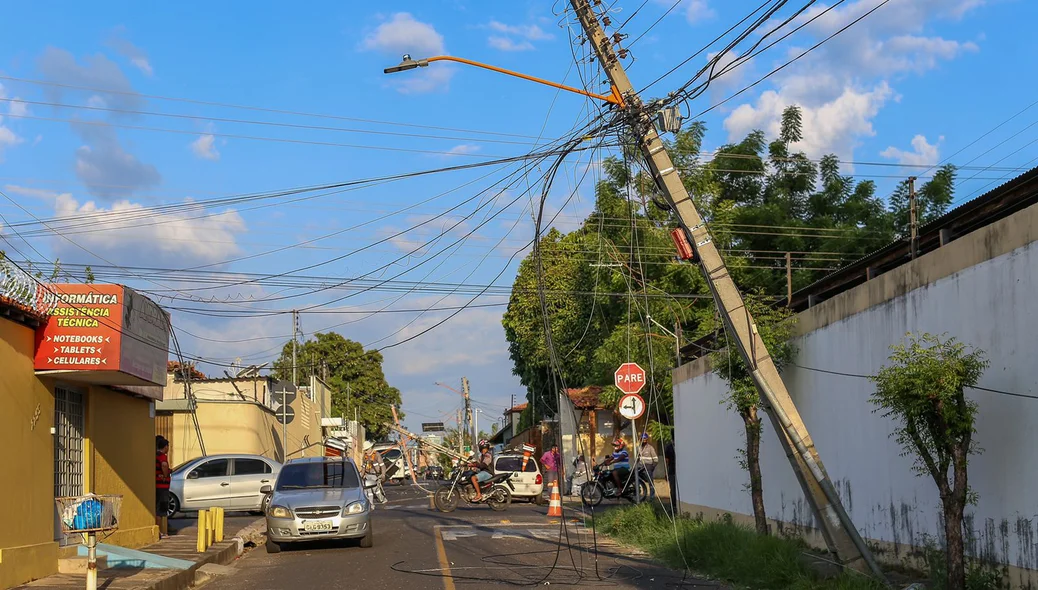 O caminhão derrubou a fiação
