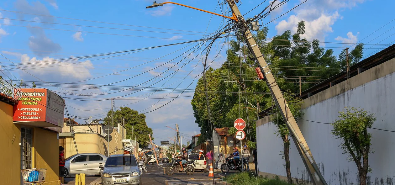 O caminhão derrubou a fiação