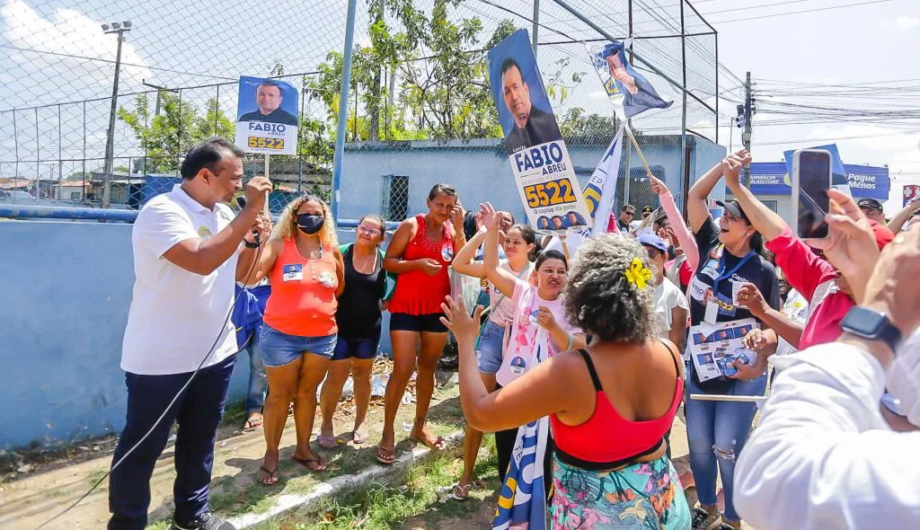 O candidato a deputado federal foi recebido por dezenas de apoiadores