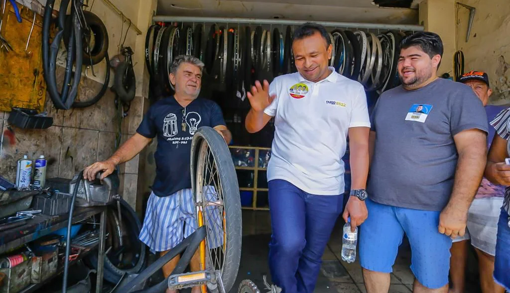 O candidato a deputado federal foi recebido por dezenas de apoiadores na zona norte de Teresina
