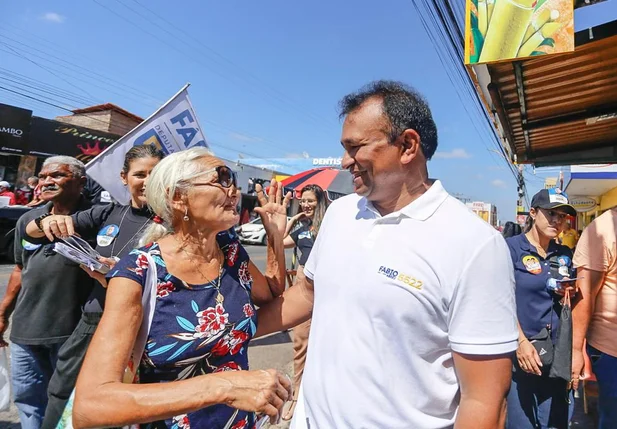 O candidato cumprimentou lojistas da área