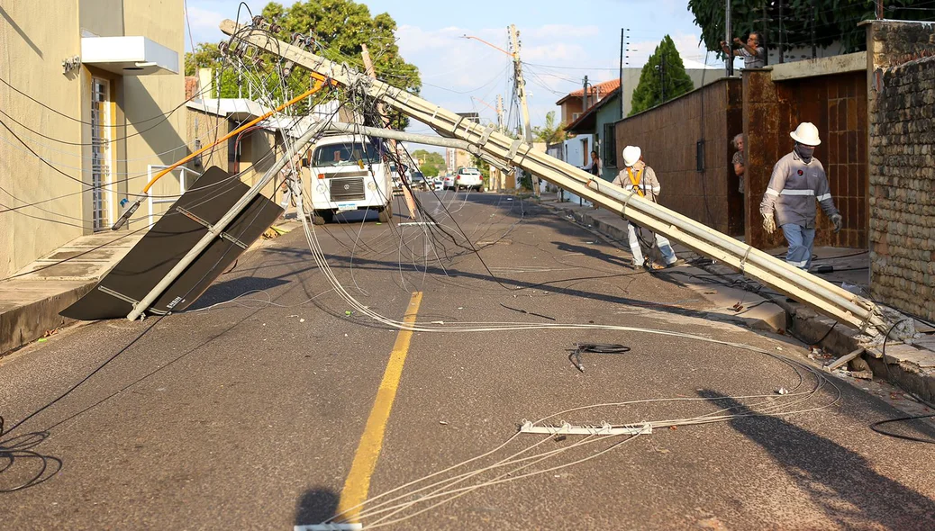 O condutor não se atentou a altura dos fios