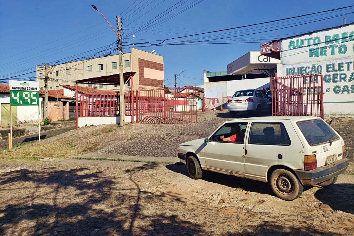 O estabelecimento está vendendo gasolina a R$ 4,95