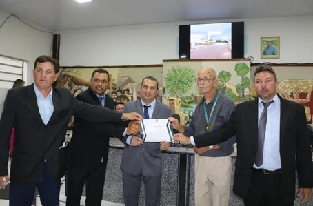 O prefeito Márcio Moura e o vice Antenor Neto de Carvalho entregaram a Medalha do Mérito Barreiro Branco para personalidades do município