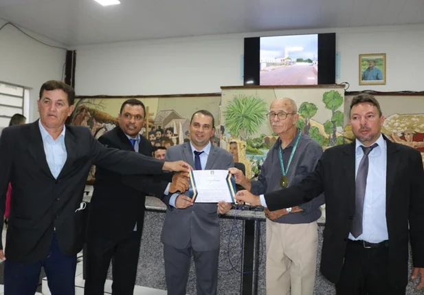 O prefeito Márcio Moura e o vice Antenor Neto de Carvalho entregaram a Medalha do Mérito Barreiro Branco para personalidades do município