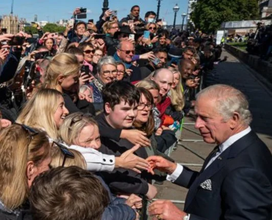 O rei Charles III e o príncipe William fizeram uma visita às pessoas que esperavam na fila em Londres para se despedir da Rainha Elizabeth II.
