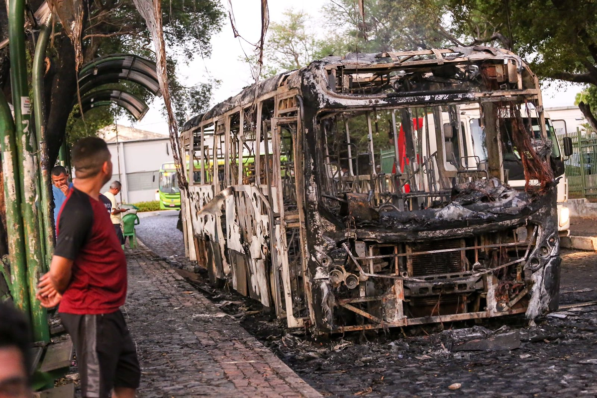 O suspeito entrou no ônibus e ameaçou os populares