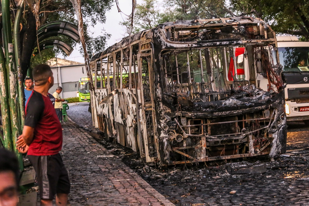 O suspeito entrou no ônibus e ameaçou os populares