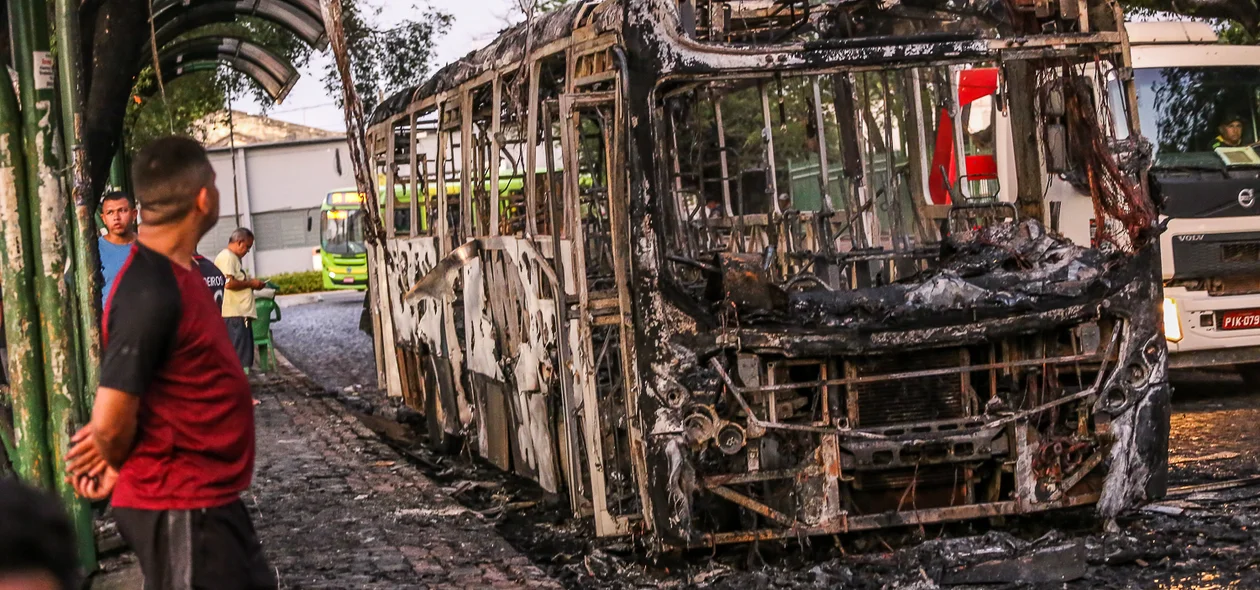 O suspeito entrou no ônibus e ameaçou os populares