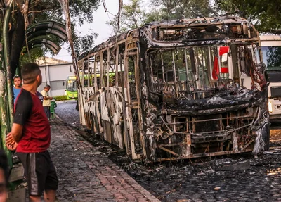 O suspeito entrou no ônibus e ameaçou os populares