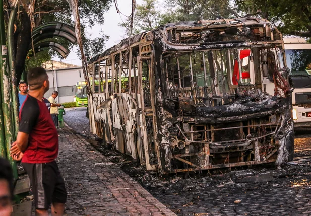 O suspeito entrou no ônibus e ameaçou os populares