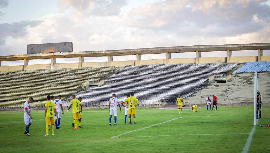 Partida no estádio Albertão