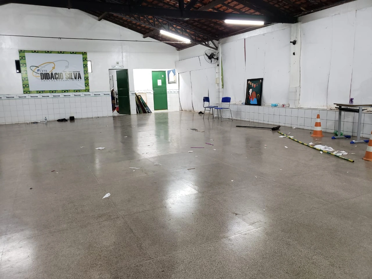Pátio da escola após a confusão