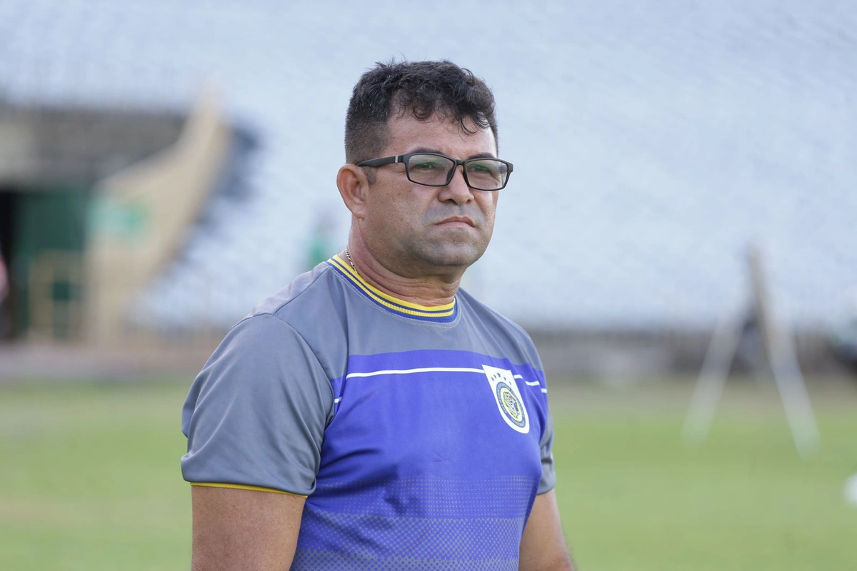 Péricles Veloso, técnico do Tiradentes