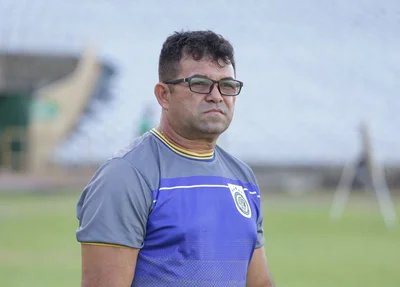 Péricles Veloso, técnico do Tiradentes