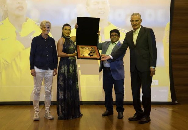 Pia Sundhage, Ednaldo Rodrigues e Tite entregam placa em homenagem a Marta