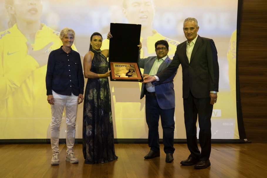 Pia Sundhage, Ednaldo Rodrigues e Tite entregam placa em homenagem a Marta