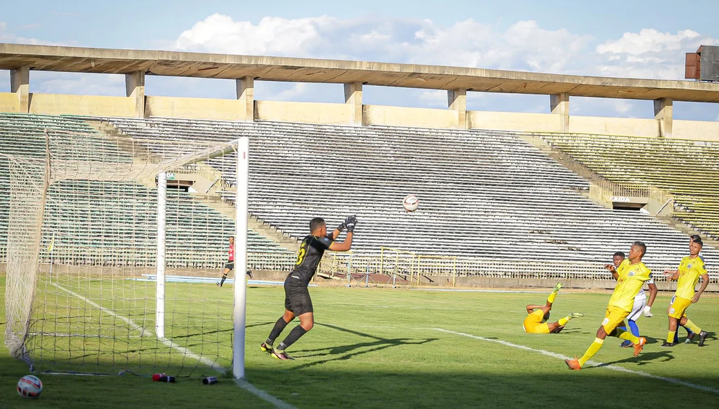 Piauí e Tiradentes se enfrentando no Albertão
