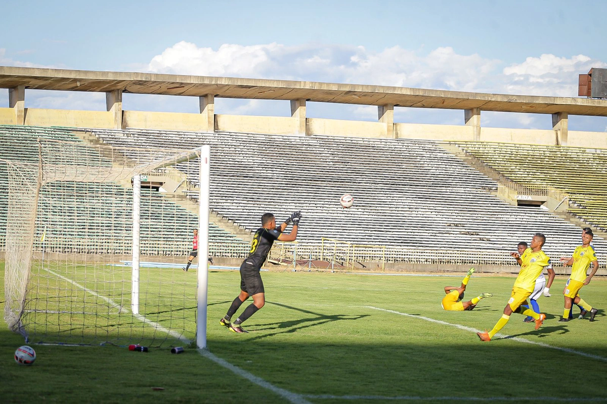 Piauí e Tiradentes se enfrentando no Albertão
