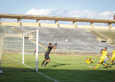 Piauí e Tiradentes se enfrentando no Albertão