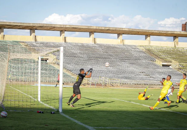Piauí e Tiradentes se enfrentando no Albertão