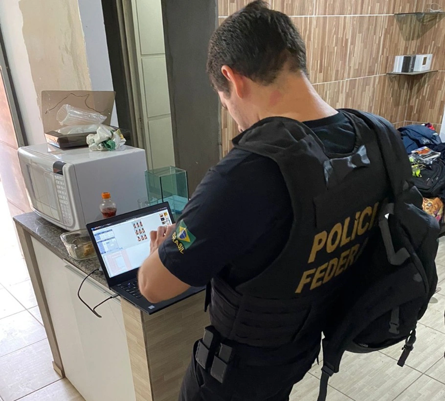 Polícia civi prende acusado de armazenar pornografia infantil