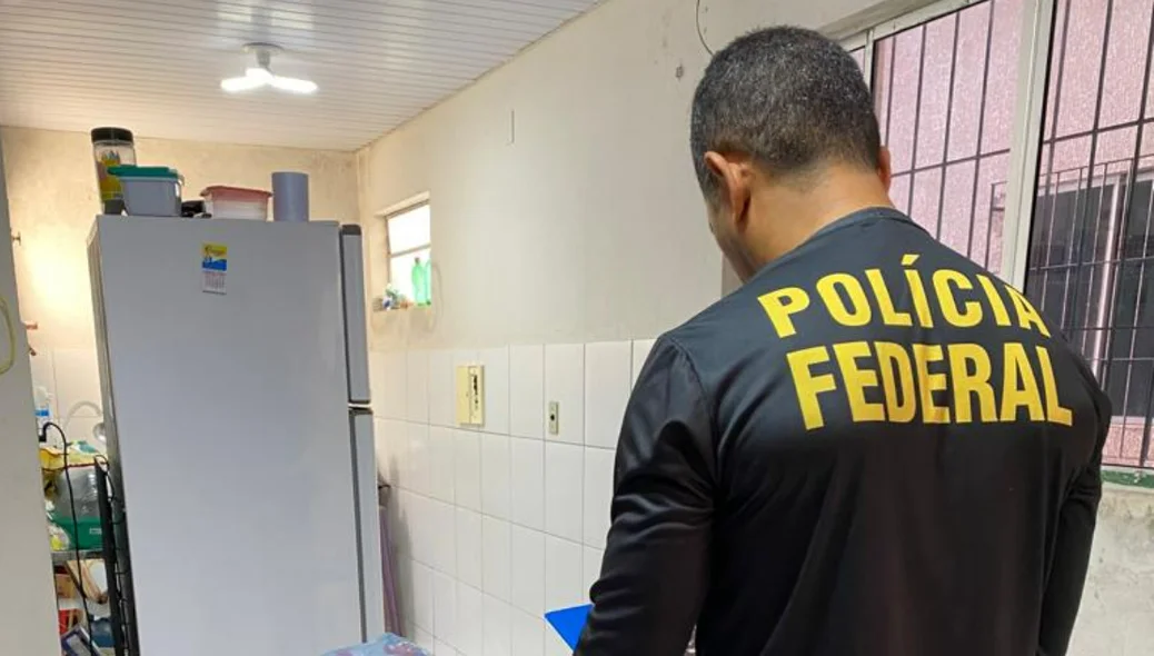 Policiais federais fazem buscas