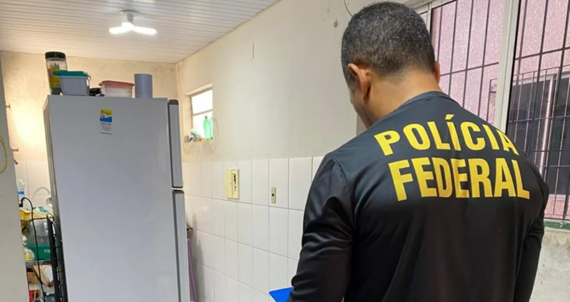 Policiais federais fazem buscas