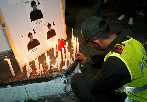 Policial colombiano presta homenagem aos policiais assassinados