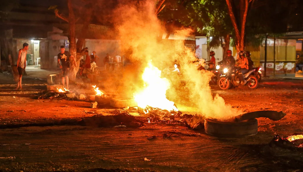 População ateou fogo em pneus