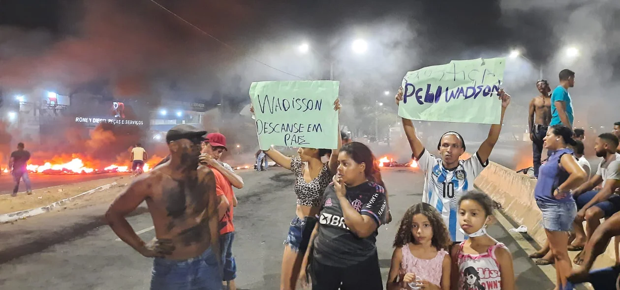 Populares fazem protesto após morte de pedestre atropelado na BR 316
