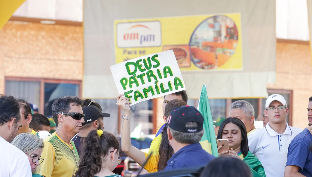 Populares reproduziram o lema de Deus, Pátria e Família