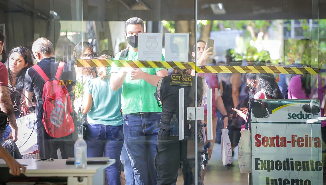 Prédio da Seduc foi bloqueado com faixas