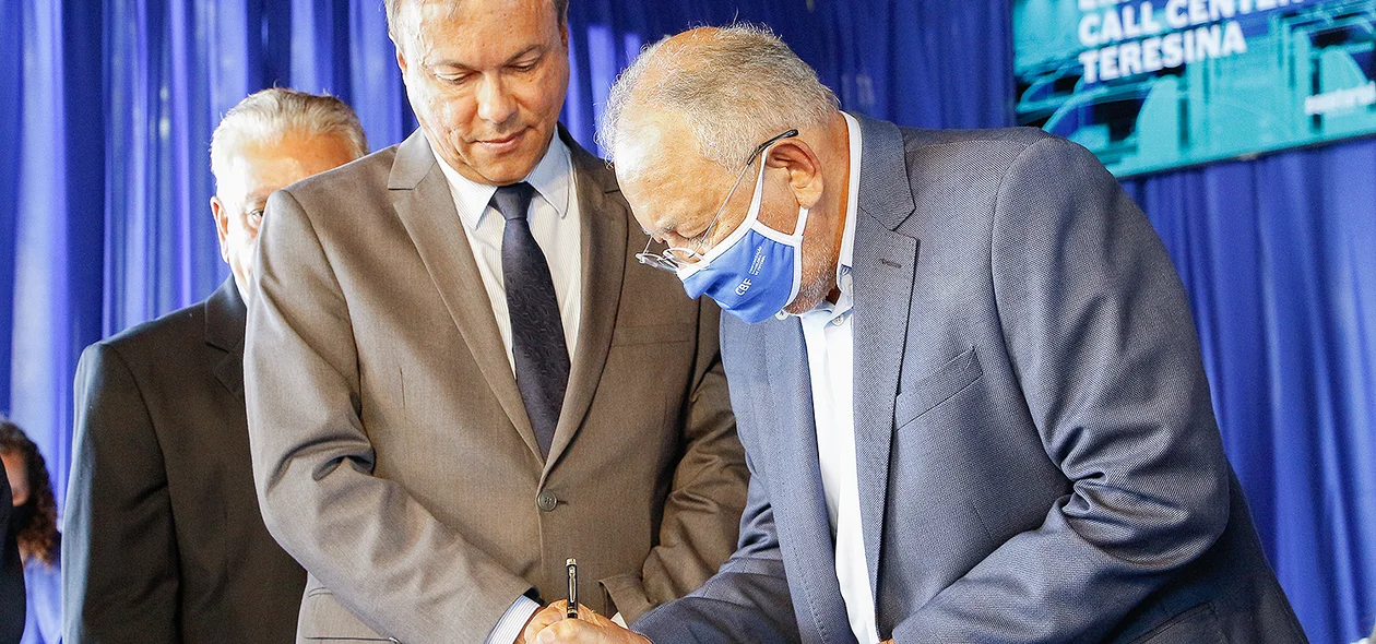 Prefeito assinando o convênio da Equatorial piaui